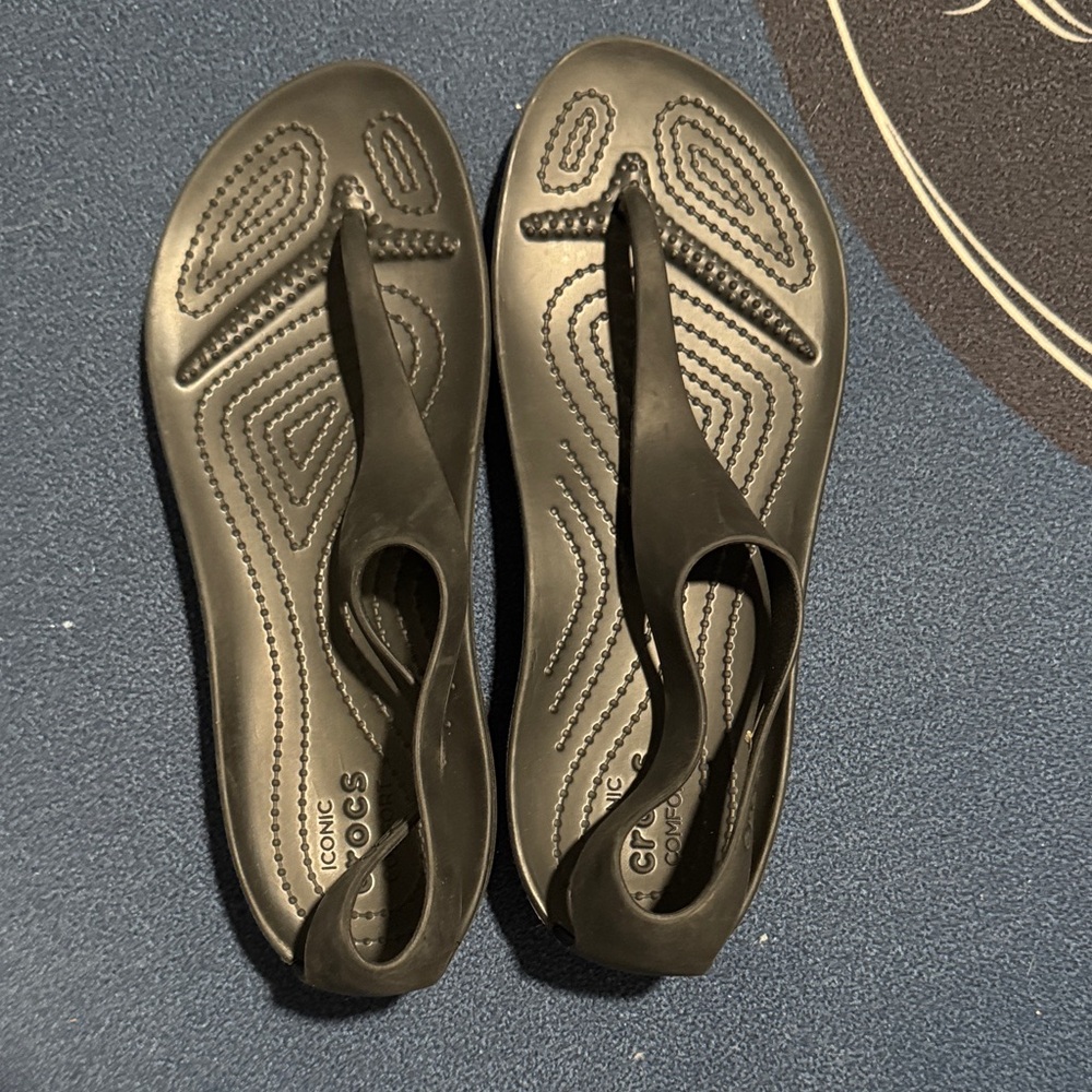 Crocs Serena flip sandal